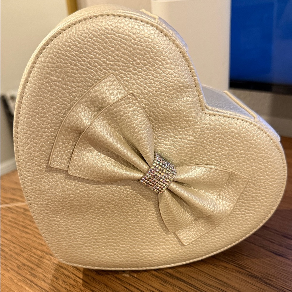 Elegant Cream Heart-Shaped Jewelry Box - Picture 8 of 12